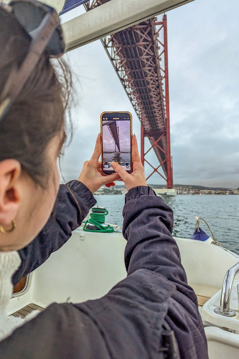 Passage en dessous du pont, en bateau sur le Tage