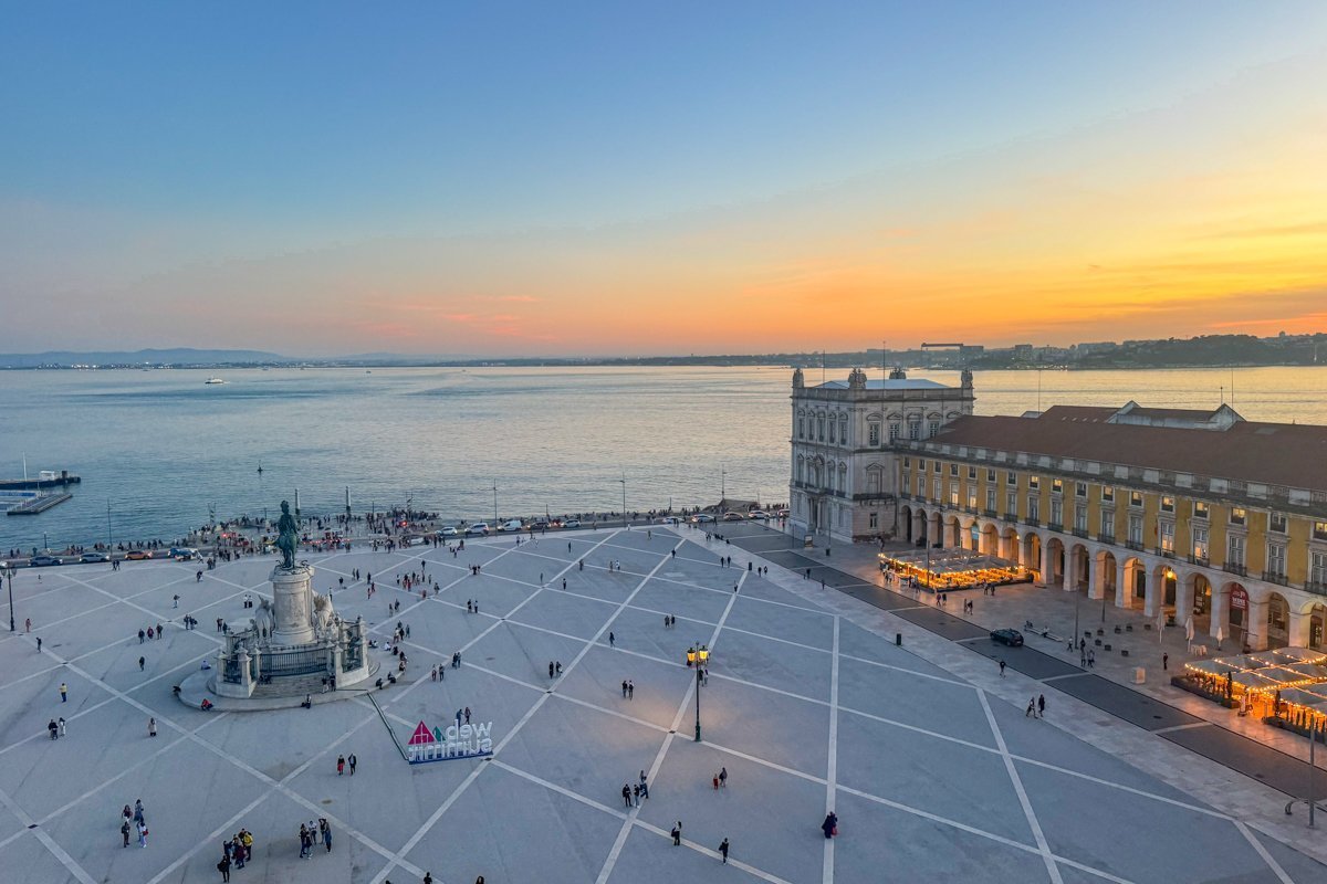 Coucher de soleil sur la place du commerce à Lisbonne