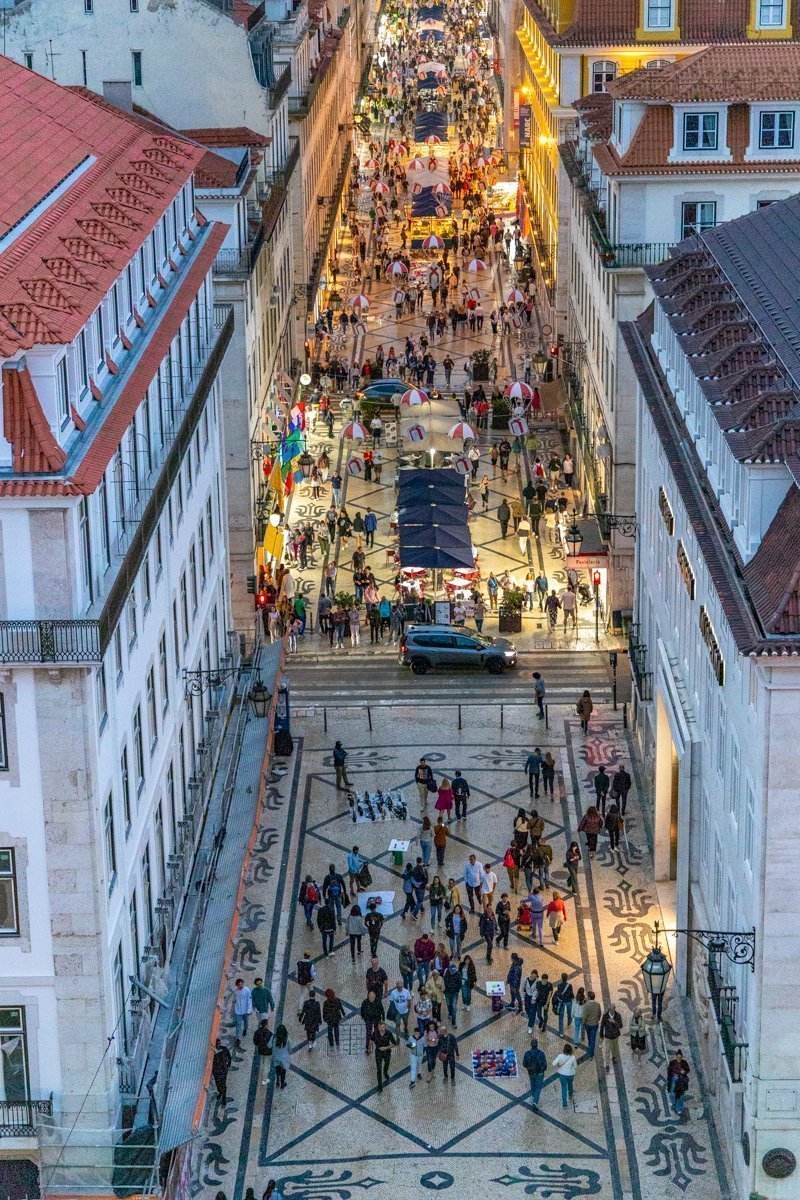 Le monde dans les rues des restaurants