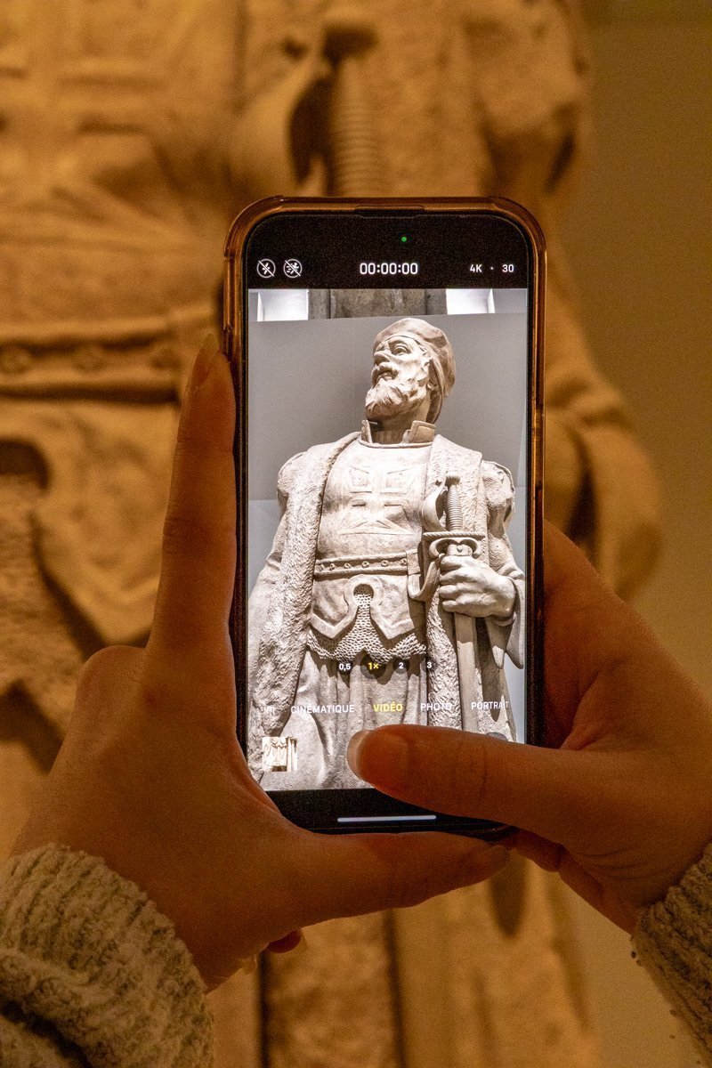Photo d'une statue au téléphone