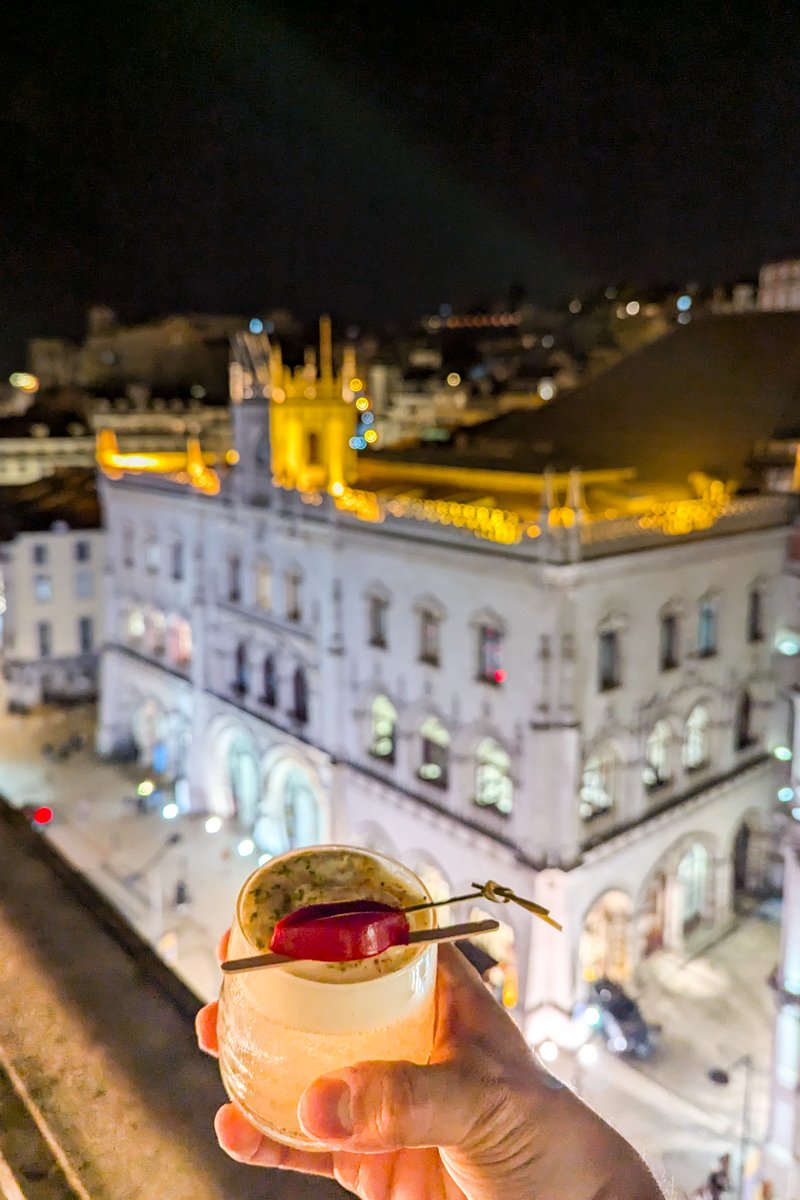 Cocktail avec vue sur la gare Rossio à Lisbonne