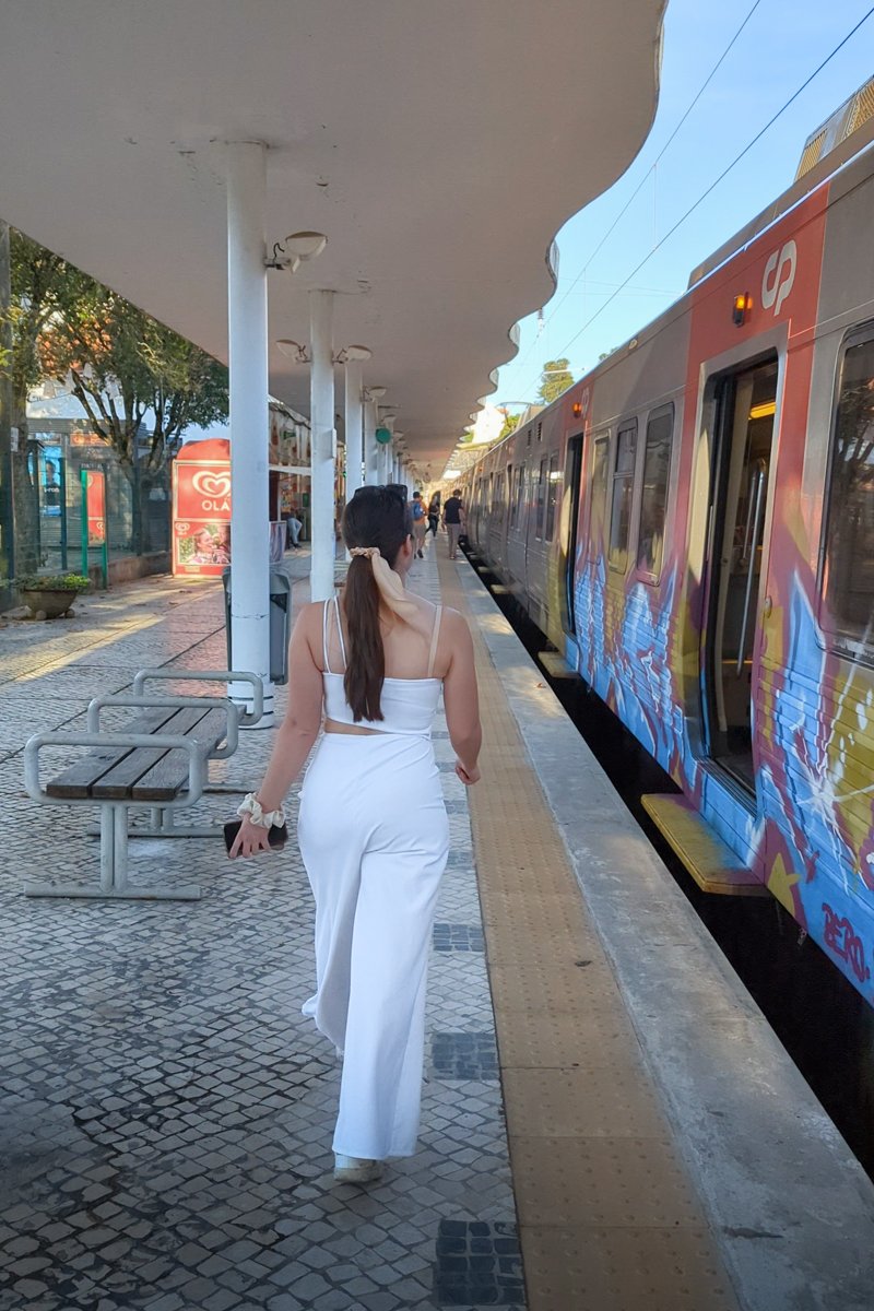 Personne sur le quai avant de monter dans le train