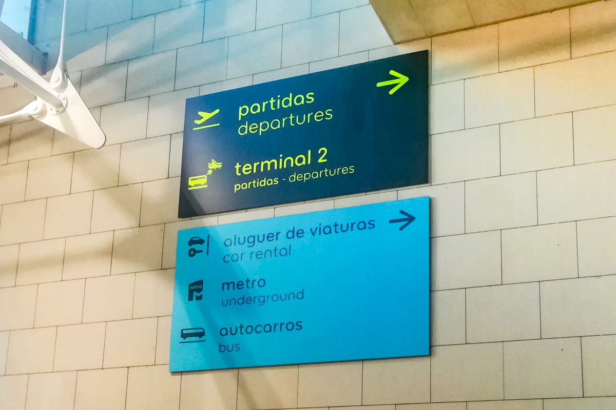 Panneau de direction dans l'aéroport