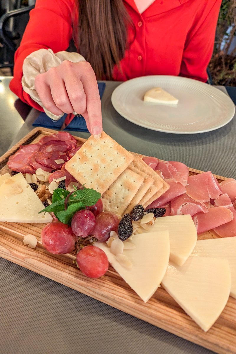 Dégustation d'une planche de fromage et charcuterie