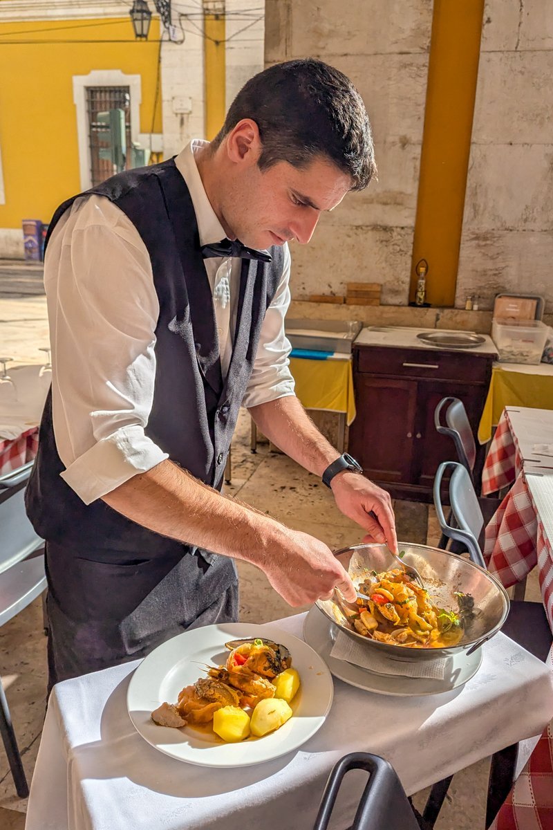 Préparation d'un plat par le serveur