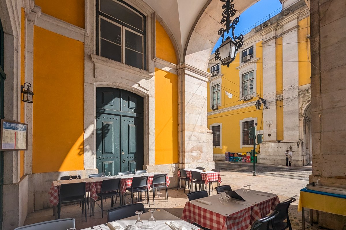 Terrasse sous les arcades de la place du commerce