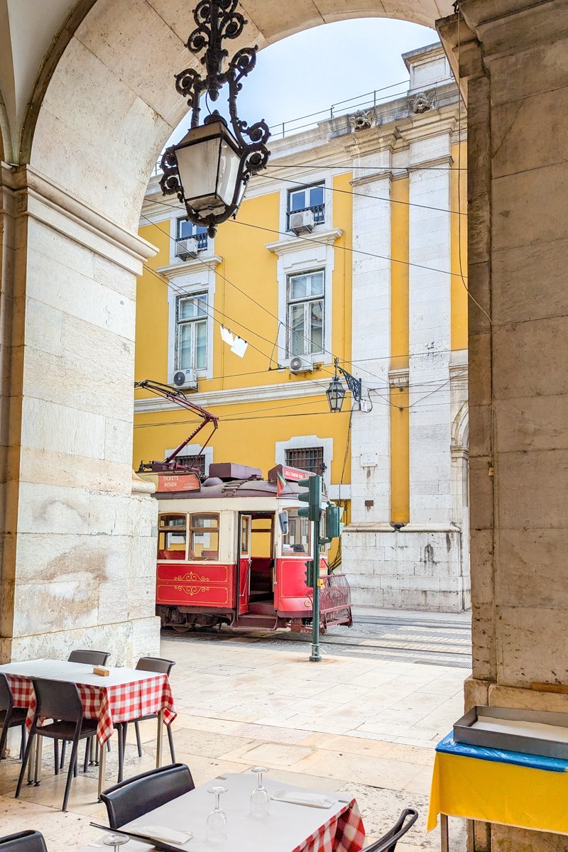 Tramway sur la place du commerce
