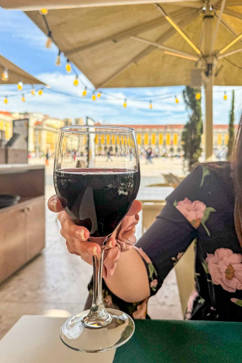 Verre de vin sur place du commerce