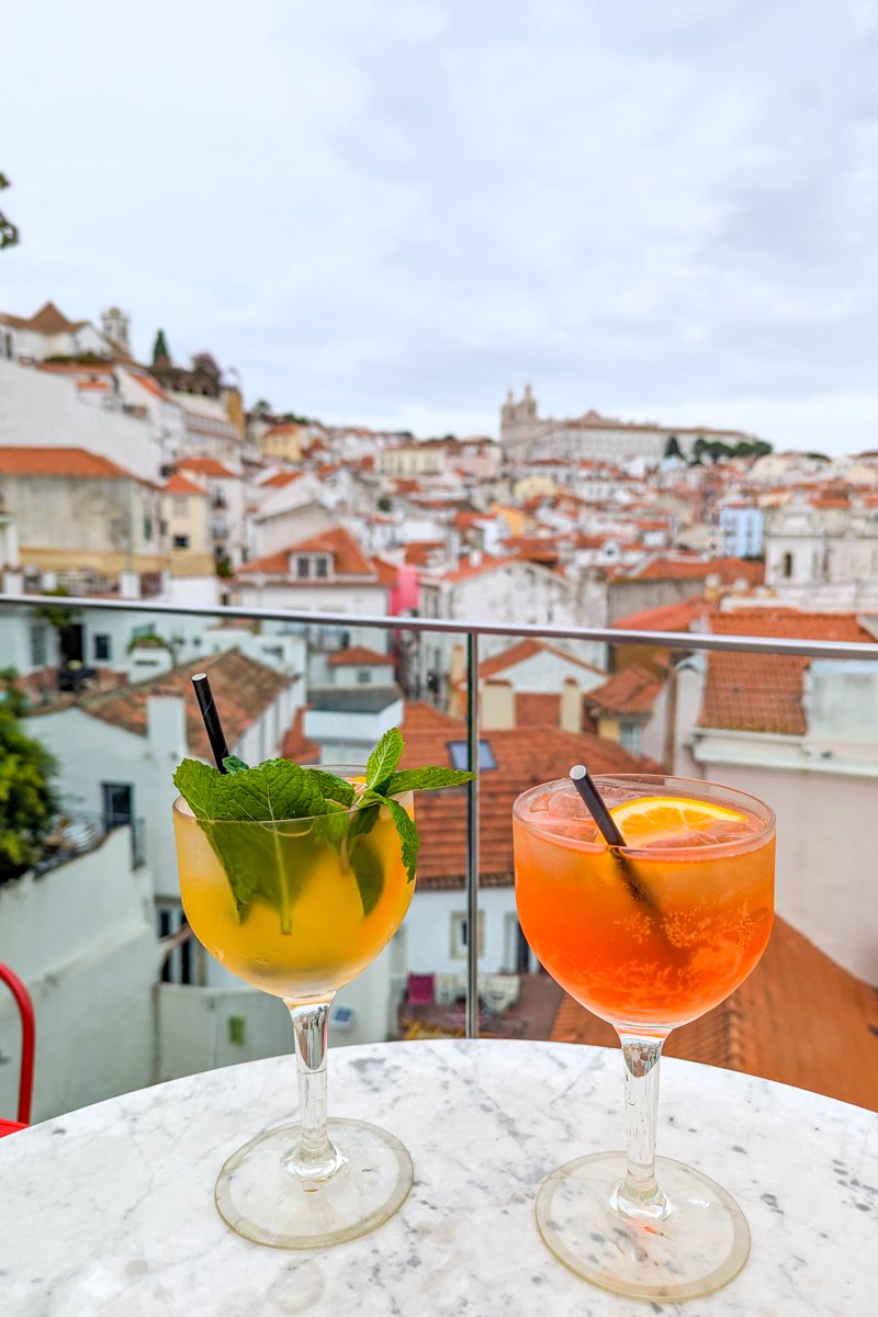 Vue sur l'Alfama avec des cocktails